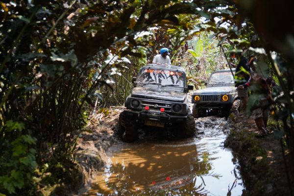 Paket Offroad Puncak Bogor – Sewa Jeep 4×4 Terbaik | Kalang Adventure